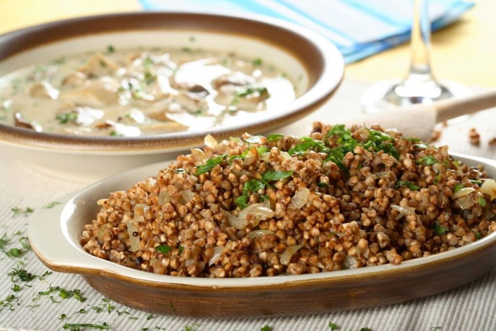 grano saraceno con carne ed erbe
