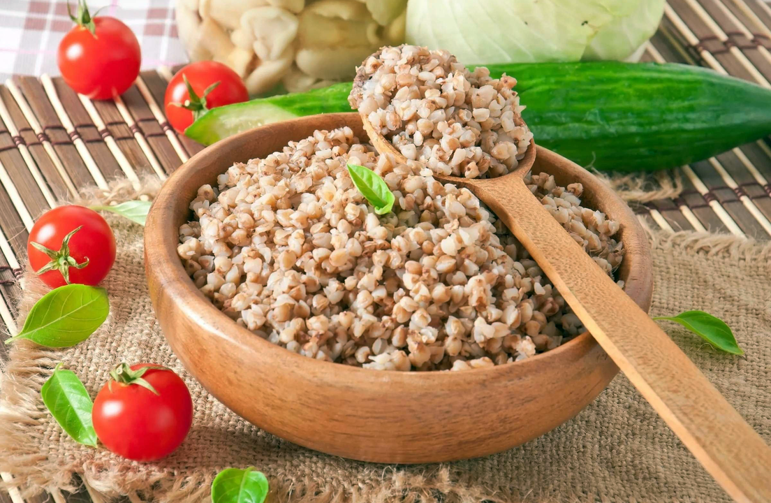 Porridge di grano saraceno con verdure fresche nel menu dietetico del grano saraceno per dimagrire