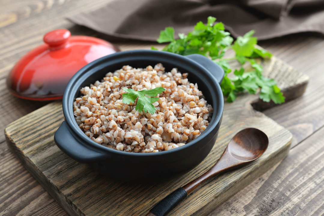 Seguire una dieta a base di grano saraceno può portare a una carenza vitaminica nel corpo. 